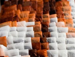 Оригинальное панно из использованных чайных пакетиков