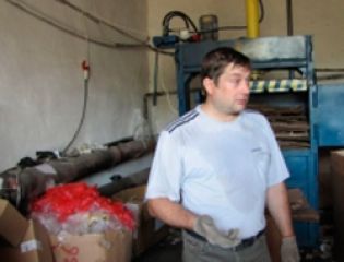 Житель Алейска сортирует и сдает в переработку раздельно собранные отходы
