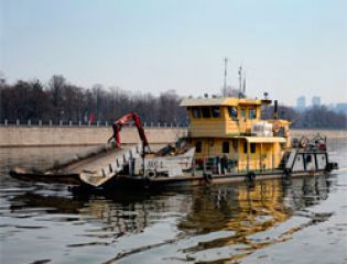 Мусор с поверхности Москвы-реки убирают специальные водоочистные суда