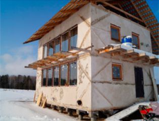 Соломенный дом для круглогодичного проживания построен под Красноярском 