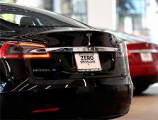 Во Франции на тест-драйве загорелся электромобиль Tesla