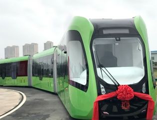 В Китае создали безрельсовый и беспилотный трамвай