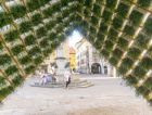 Павильон с перевернутым живым садом установлен на площади в Анси