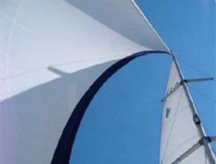 Изобретено волокно, ткань из которого может вырабатывать электричество