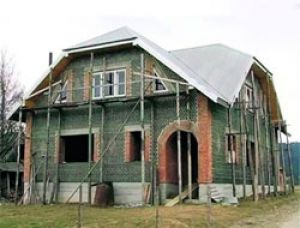 Житель Самары построил дом из бутылок