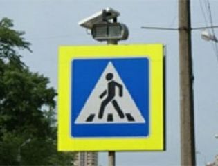 В Пскове дорожные знаки будут освещать за счет энергии солнца