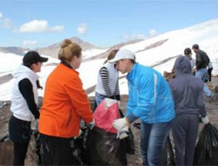 На склонах высочайшей вершины Европы собрали 20 тонн мусора