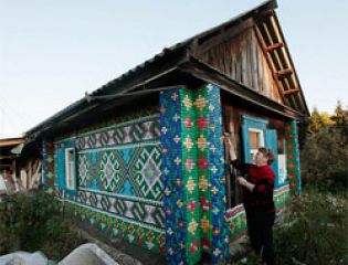 Этнические узоры из пластиковых пробок: пример экодекорирования