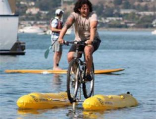 Создан первый в мире велосипед, передвигающийся по воде