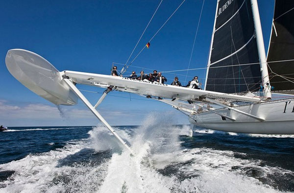 Летающий парусник Hydroptere движет вперед только ветер Летающий парусник Hydroptere движет вперед только ветер